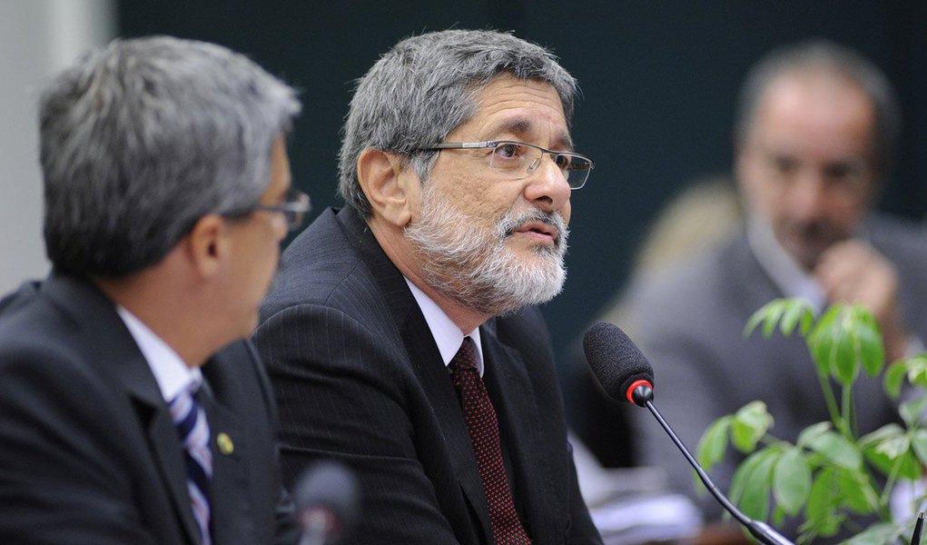 "Não podemos confundir comportamento criminoso de alguns com o comportamento de uma empresa que está muito bem e funcionando”, disse o ex-presidente da Petrobras Sérgio Gabrielli na CPI que investiga o esquema de corrupção na estatal; Gabrielli alertou para o futuro da economia brasileira com os desdobramentos da Lava Jato no setor de petróleo e gás; "A paralisação desse setor pode impactar 1 milhão de postos de trabalho. Se desmontamos a cadeia de produção de petróleo e gás, teremos a substituição dos fornecedores atuais por fornecedores internacionais."; ex-presidente também defendeu a política de construção de refinarias pela Petrobras (Foto: Paulo Emílio) "Não podemos confundir comportamento criminoso de alguns com o comportamento de uma empresa que está muito bem e funcionando”, disse o ex-presidente da Petrobras Sérgio Gabrielli na CPI que investiga o esquema de corrupção na estatal; Gabrielli alertou para o futuro da economia brasileira com os desdobramentos da Lava Jato no setor de petróleo e gás; "A paralisação desse setor pode impactar 1 milhão de postos de trabalho. Se desmontamos a cadeia de produção de petróleo e gás, teremos a substituição dos fornecedores atuais por fornecedores internacionais."; ex-presidente também defendeu a política de construção de refinarias pela Petrobras