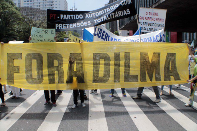 Chegam a ser ridículos e muitas vezes "cômicos" tais protestos de características conservadoras e golpistas, mas a verdade é que não o são (Foto: Davis Sena Filho) Chegam a ser ridículos e muitas vezes "cômicos" tais protestos de características conservadoras e golpistas, mas a verdade é que não o são
