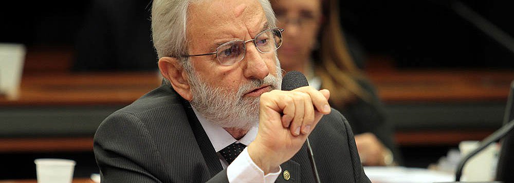 Deputado Ivan Valente (PSOL-SP) solicitou ao presidente da CPI da Petrobras, Hugo Motta (PMDB-RJ), que os deputados citados na lista encaminhada ao STF com pedido de abertura de inquéritos para investigar nomes citados nos depoimentos da Operação Lava Jato, se afastem da comissão; "Quem está sob investigação não pode exercer o papel de investigador de si mesmo", objetou; o pedido foi apoiado pelos líderes do PPS, Rubens Bueno (PR) e do DEM, Mendonça Filho (PE) (Foto: Leonardo Lucena) Deputado Ivan Valente (PSOL-SP) solicitou ao presidente da CPI da Petrobras, Hugo Motta (PMDB-RJ), que os deputados citados na lista encaminhada ao STF com pedido de abertura de inquéritos para investigar nomes citados nos depoimentos da Operação Lava Jato, se afastem da comissão; "Quem está sob investigação não pode exercer o papel de investigador de si mesmo", objetou; o pedido foi apoiado pelos líderes do PPS, Rubens Bueno (PR) e do DEM, Mendonça Filho (PE)