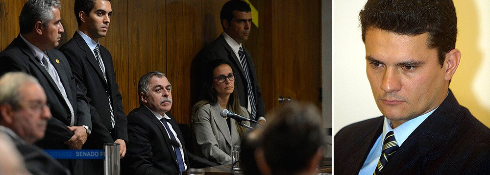 Ex-diretor da Petrobras terá de pagar multa de US$ 5 milhões, devolver US$ 25,8 milhões que estão na Suíça e em Cayman, uma Rand Rover, avaliada em R$ 300 mil, que ganhou do doleiro Alberto Youssef, além de bens que teria adquirido por meio de "atividade criminosa", como uma lancha avaliada em R$ 1,1 milhão, um terreno e valores apreendidos em sua residência; tudo faz parte do acordo de delação premiada em que ele entregou o esquema de corrupção que envolvia grandes empreiteiras e políticos; em troca, terá o arquivamento de fatos novos que aparecerem contra ele e o abrandamento da pena; grande vencedor do acordo foi o juiz Sergio Moro, responsável pelo inquérito da Lava Jato (Foto: Roberta Namour) Ex-diretor da Petrobras terá de pagar multa de US$ 5 milhões, devolver US$ 25,8 milhões que estão na Suíça e em Cayman, uma Rand Rover, avaliada em R$ 300 mil, que ganhou do doleiro Alberto Youssef, além de bens que teria adquirido por meio de "atividade criminosa", como uma lancha avaliada em R$ 1,1 milhão, um terreno e valores apreendidos em sua residência; tudo faz parte do acordo de delação premiada em que ele entregou o esquema de corrupção que envolvia grandes empreiteiras e políticos; em troca, terá o arquivamento de fatos novos que aparecerem contra ele e o abrandamento da pena; grande vencedor do acordo foi o juiz Sergio Moro, responsável pelo inquérito da Lava Jato