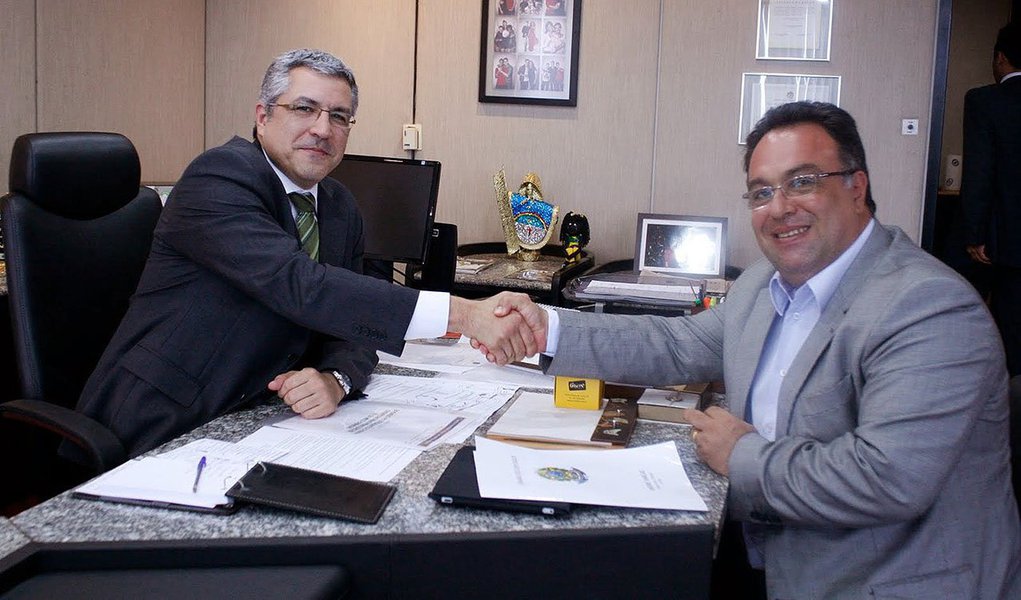 Em depoimento, o doleiro Alberto Youssef disse que o então ministro da Saúde Alexandre Padilha participou de reunião para tratar da regularização do laboratório Labogen junto ao ministério; encontro teria acontecido na casa do então deputado federal André Vargas (ex-PT-PR) em Brasília, na presença de Cândido Vaccarezza (PT-SP) e de Pedro Argese, um dos representantes do Labogen; em nota, ex-ministro nega (Foto: Roberta Namour) Em depoimento, o doleiro Alberto Youssef disse que o então ministro da Saúde Alexandre Padilha participou de reunião para tratar da regularização do laboratório Labogen junto ao ministério; encontro teria acontecido na casa do então deputado federal André Vargas (ex-PT-PR) em Brasília, na presença de Cândido Vaccarezza (PT-SP) e de Pedro Argese, um dos representantes do Labogen; em nota, ex-ministro nega