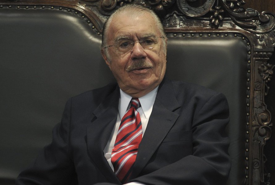 "É preciso proibir que os ex-presidentes ocupem qualquer cargo público, mesmo que seja cargo eletivo", disse o senador, em seu discurso de despedida da Casa; José Sarney (PMDB-AP) também defendeu o parlamentarismo, que, de acordo com ele, "é uma forma mais alta, nas crises que a democracia sempre tem, cai o governo mas não se cria a crise institucional de cair o presidente, de termos o trauma de se fazer aquilo que o povo já fez, que é a Presidência da República" (Foto: Leonardo Lucena) "É preciso proibir que os ex-presidentes ocupem qualquer cargo público, mesmo que seja cargo eletivo", disse o senador, em seu discurso de despedida da Casa; José Sarney (PMDB-AP) também defendeu o parlamentarismo, que, de acordo com ele, "é uma forma mais alta, nas crises que a democracia sempre tem, cai o governo mas não se cria a crise institucional de cair o presidente, de termos o trauma de se fazer aquilo que o povo já fez, que é a Presidência da República"