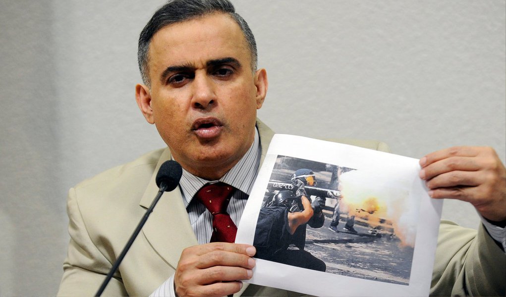 Representante da Defensoria do Povo do governo de Nicolás Maduro, Tarek William Saab, negou, no Senado, a prisão de lideranças políticas e disse que o país respeita os direitos humanos e a democracia; ele afirmou aos senadores que as notícias divulgadas pela imprensa sobre a Venezuela não correspondem à verdade, e que o país conta com um sistema eleitoral de "transparência digna"; representantes da oposição, que convidaram as esposas de líderes oposicionistas, sequer participaram da sessão (Foto: Gisele Federicce) Representante da Defensoria do Povo do governo de Nicolás Maduro, Tarek William Saab, negou, no Senado, a prisão de lideranças políticas e disse que o país respeita os direitos humanos e a democracia; ele afirmou aos senadores que as notícias divulgadas pela imprensa sobre a Venezuela não correspondem à verdade, e que o país conta com um sistema eleitoral de "transparência digna"; representantes da oposição, que convidaram as esposas de líderes oposicionistas, sequer participaram da sessão