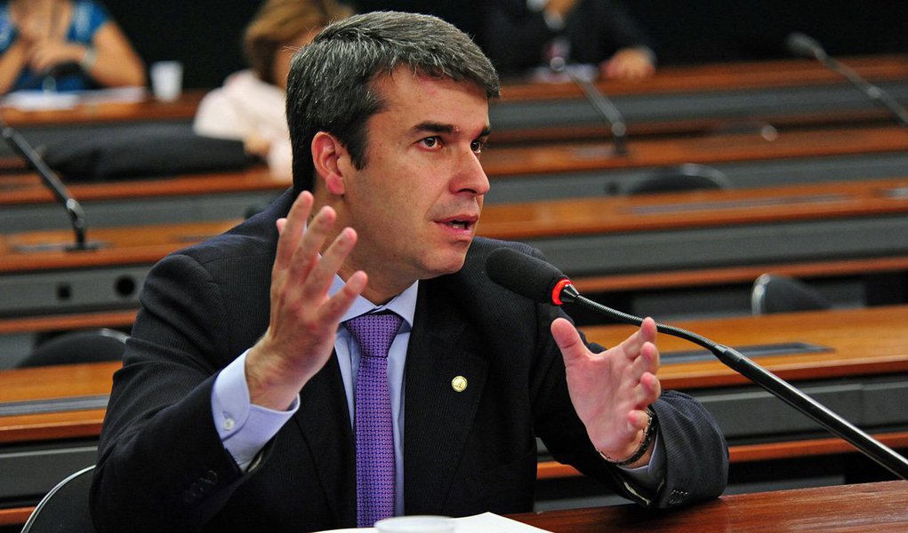 A Prefeitura do Rio informou que devem ser concluídas nas próximas semanas as investigações envolvendo os contratos assinados na gestão do deputado federal Rodrigo Bethlem (PMDB) frente à Secretaria Municipal de Assistência Social; segundo gravações obtidas pela Justiça, o peemedebista declarou receber R$ 100 mil por mês, em razão de convênios da prefeitura com a ONG Tesloo, que realizava o cadastro de famílias em programas sociais (Foto: Leonardo Lucena) A Prefeitura do Rio informou que devem ser concluídas nas próximas semanas as investigações envolvendo os contratos assinados na gestão do deputado federal Rodrigo Bethlem (PMDB) frente à Secretaria Municipal de Assistência Social; segundo gravações obtidas pela Justiça, o peemedebista declarou receber R$ 100 mil por mês, em razão de convênios da prefeitura com a ONG Tesloo, que realizava o cadastro de famílias em programas sociais
