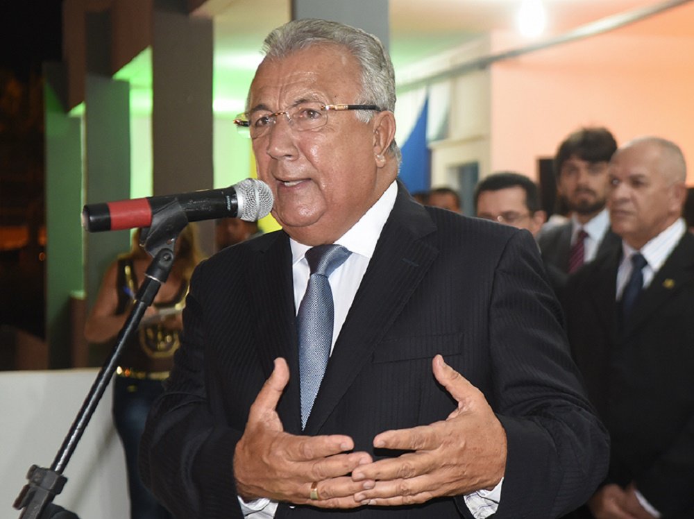 O governador Jackson Barreto (PMDB) avisou aos deputados estaduais que não irá demitir os servidores das empresas públicas que serão extintas; mesmo contrariando alguns dos seus auxiliares da área, que aconselhavam o corte, JB entendeu que não poderia proceder de tal forma; a situação dos servidores está sendo discutida pela Procuradoria Geral do Estado, para dar segurança jurídica à nova realidade aos trabalhadores; os parlamentares se reunirão com membros do governo para tratar do andamento do tema na próxima semana
(Foto: Valter Lima) O governador Jackson Barreto (PMDB) avisou aos deputados estaduais que não irá demitir os servidores das empresas públicas que serão extintas; mesmo contrariando alguns dos seus auxiliares da área, que aconselhavam o corte, JB entendeu que não poderia proceder de tal forma; a situação dos servidores está sendo discutida pela Procuradoria Geral do Estado, para dar segurança jurídica à nova realidade aos trabalhadores; os parlamentares se reunirão com membros do governo para tratar do andamento do tema na próxima semana