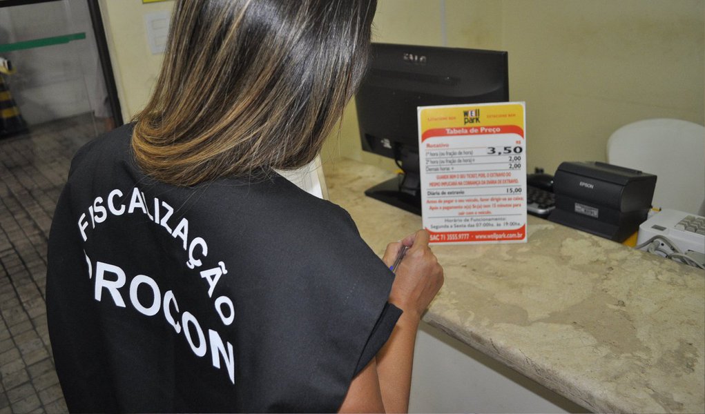 A Gerência de Proteção e Defesa do Consumidor (Procon-MA), órgão vinculado à Secretaria de Estado de Direitos Humanos e Participação Popular (Sedihpop), ingressou com Ação Civil Pública contra as operadoras de telefonia Oi, Tim, Vivo e Claro para impedir o bloqueio da internet em todo o Estado; a medida foi adotada após investigação preliminar, que apurou corte do acesso à internet quando a franquia do consumidor acaba, alterando, desta forma, os contratos que previam apenas redução na velocidade da internet
(Foto: Leonardo Lucena) A Gerência de Proteção e Defesa do Consumidor (Procon-MA), órgão vinculado à Secretaria de Estado de Direitos Humanos e Participação Popular (Sedihpop), ingressou com Ação Civil Pública contra as operadoras de telefonia Oi, Tim, Vivo e Claro para impedir o bloqueio da internet em todo o Estado; a medida foi adotada após investigação preliminar, que apurou corte do acesso à internet quando a franquia do consumidor acaba, alterando, desta forma, os contratos que previam apenas redução na velocidade da internet