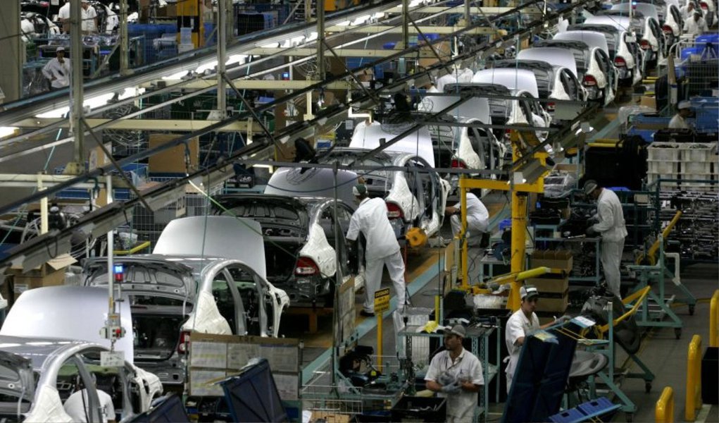 Com uma recuo nas vendas de 26,6%, a Fiat anunciou que concederá férias coletivas a cerca de 10% de seus trabalhadores; segundo a montadora, a medida servirá para "ajustar a produção a demanda do mercado" (Foto: Luis Mauro Queiroz) Com uma recuo nas vendas de 26,6%, a Fiat anunciou que concederá férias coletivas a cerca de 10% de seus trabalhadores; segundo a montadora, a medida servirá para "ajustar a produção a demanda do mercado"