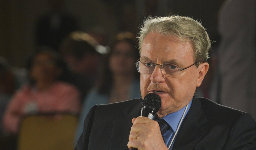 Prefeito de Belo Horizonte, Márcio Lacerda (PSB) afirmou, na entrelinha do seu discurso, que a eleição do vereador Wellington Magalhães (PTN) para a presidência da Câmara Municipal representou a continuidade da sua gestão sem tentativas de sabotagem por parte de parlamentares adversários do seu palanque; segundo o gestor, se o PT ganhasse a eleição iria prejudicar a sua administração visando o pleito municipal de 2016; ao comentar sobre 2018, Lacerda não descartou a possibilidade de ser candidato a governador (Foto: Leonardo Lucena) Prefeito de Belo Horizonte, Márcio Lacerda (PSB) afirmou, na entrelinha do seu discurso, que a eleição do vereador Wellington Magalhães (PTN) para a presidência da Câmara Municipal representou a continuidade da sua gestão sem tentativas de sabotagem por parte de parlamentares adversários do seu palanque; segundo o gestor, se o PT ganhasse a eleição iria prejudicar a sua administração visando o pleito municipal de 2016; ao comentar sobre 2018, Lacerda não descartou a possibilidade de ser candidato a governador