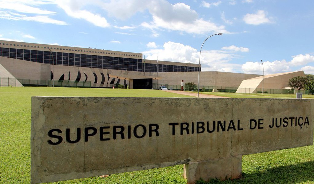 Superior Tribunal de Justiça (STJ) adiou para o dia 26 de fevereiro de 2015 o julgamento do réus da Ação Penal 690, que trata sobre prática de corrupção no Tribunal de Justiça do Tocantins; relator da ação do Ministério Público Federal, ministro João Otávio de Noronha, aceitou pedido de adiamento feito pela Defensoria Pública da União, que defende um dos réus e que esteve somente dois dias com o processo para apreciação; são 18 denunciados na ação do Ministério Público Federal, entre eles os desembargadores Willamara Leila, Carlos Souza, Liberato Póvoa e Amado Cilton Rosa (Foto: Aquiles Lins) Superior Tribunal de Justiça (STJ) adiou para o dia 26 de fevereiro de 2015 o julgamento do réus da Ação Penal 690, que trata sobre prática de corrupção no Tribunal de Justiça do Tocantins; relator da ação do Ministério Público Federal, ministro João Otávio de Noronha, aceitou pedido de adiamento feito pela Defensoria Pública da União, que defende um dos réus e que esteve somente dois dias com o processo para apreciação; são 18 denunciados na ação do Ministério Público Federal, entre eles os desembargadores Willamara Leila, Carlos Souza, Liberato Póvoa e Amado Cilton Rosa