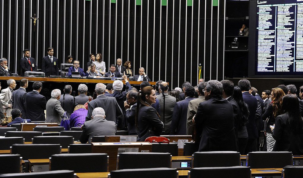 Na última semana de trabalhos legislativos antes do recesso do Congresso Nacional, pelo menos três matérias relevantes devem ser votadas pelos parlamentares; terça e quarta-feira serão votados o relatório final da Comissão Parlamentar Mista de Inquérito (CPMI) da Petrobras, a Lei de Diretrizes Orçamentárias (LDO) e o novo Código de Processo Civil (CPC) (Foto: Leonardo Attuch) Na última semana de trabalhos legislativos antes do recesso do Congresso Nacional, pelo menos três matérias relevantes devem ser votadas pelos parlamentares; terça e quarta-feira serão votados o relatório final da Comissão Parlamentar Mista de Inquérito (CPMI) da Petrobras, a Lei de Diretrizes Orçamentárias (LDO) e o novo Código de Processo Civil (CPC)