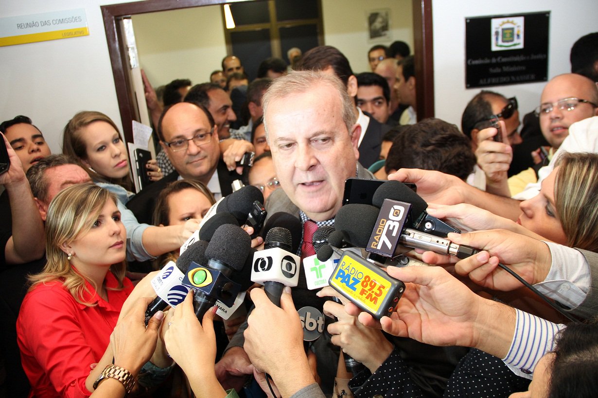 Prefeito mais impopular das últimas décadas, petista é abandonado pela sua base na Câmara Municipal e parte para terminar seu mandato melancolicamente; isolado e com a gestão afundada em dívidas, já começa mesmo a perder auxiliares próximos, a exemplo do ex-prefeito Pedro Wilson (PT), que abandonou o barco ao demitir-se da Amma; acusado de intransigência no relacionamento com a Câmara, conseguiu brigar com três vereadores do PT (Djalma Araújo, hoje no SDD, Tayrone e Felizberto); depois de tentar reajustar o IPTU de forma abusiva e ver todas as tentativas irem por água abaixo, prefeito terá que se contentar só com aumento baseado no índice inflacionário (Foto: José Barbacena) Prefeito mais impopular das últimas décadas, petista é abandonado pela sua base na Câmara Municipal e parte para terminar seu mandato melancolicamente; isolado e com a gestão afundada em dívidas, já começa mesmo a perder auxiliares próximos, a exemplo do ex-prefeito Pedro Wilson (PT), que abandonou o barco ao demitir-se da Amma; acusado de intransigência no relacionamento com a Câmara, conseguiu brigar com três vereadores do PT (Djalma Araújo, hoje no SDD, Tayrone e Felizberto); depois de tentar reajustar o IPTU de forma abusiva e ver todas as tentativas irem por água abaixo, prefeito terá que se contentar só com aumento baseado no índice inflacionário