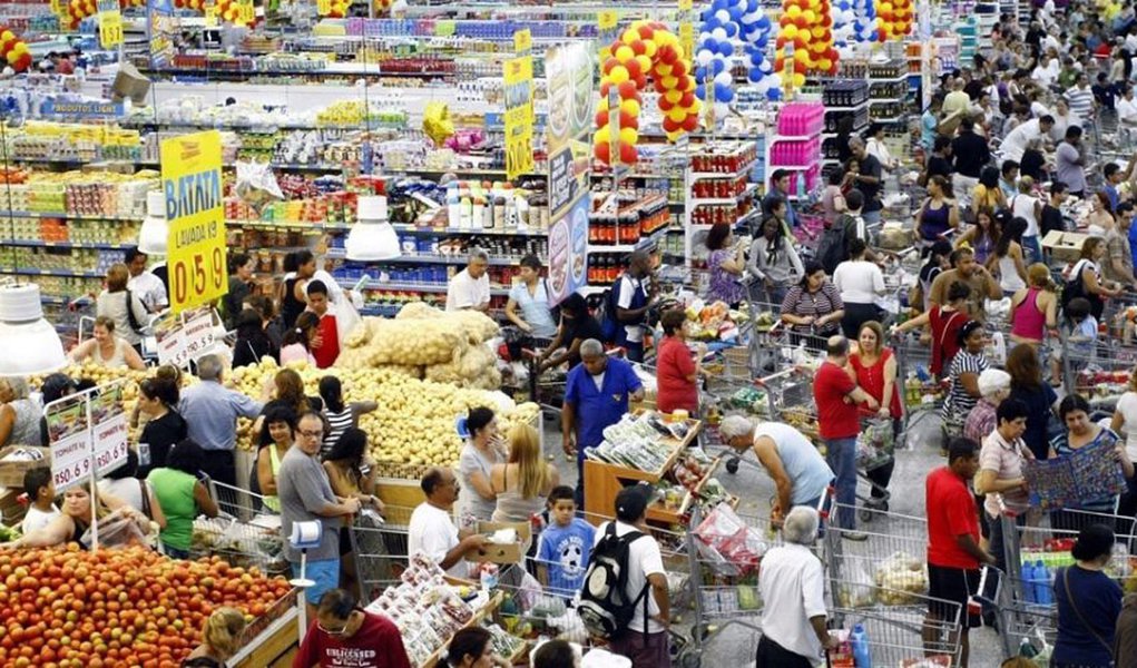 O Índice de Preços ao Consumidor (IPC), medido pela Fundação Instituto de Pesquisas Econômicas (Fipe), na cidade de São Paulo, encerrou o mês de março em alta de 0,7%, inferior à variação registrada em fevereiro último, quando a taxa havia atingido 1,22%; dos sete grupos pesquisados, habitação, mais uma vez, foi o que mais pressionou o orçamento das famílias com renda entre um e dez salários mínimos (Foto: Leonardo Lucena) O Índice de Preços ao Consumidor (IPC), medido pela Fundação Instituto de Pesquisas Econômicas (Fipe), na cidade de São Paulo, encerrou o mês de março em alta de 0,7%, inferior à variação registrada em fevereiro último, quando a taxa havia atingido 1,22%; dos sete grupos pesquisados, habitação, mais uma vez, foi o que mais pressionou o orçamento das famílias com renda entre um e dez salários mínimos