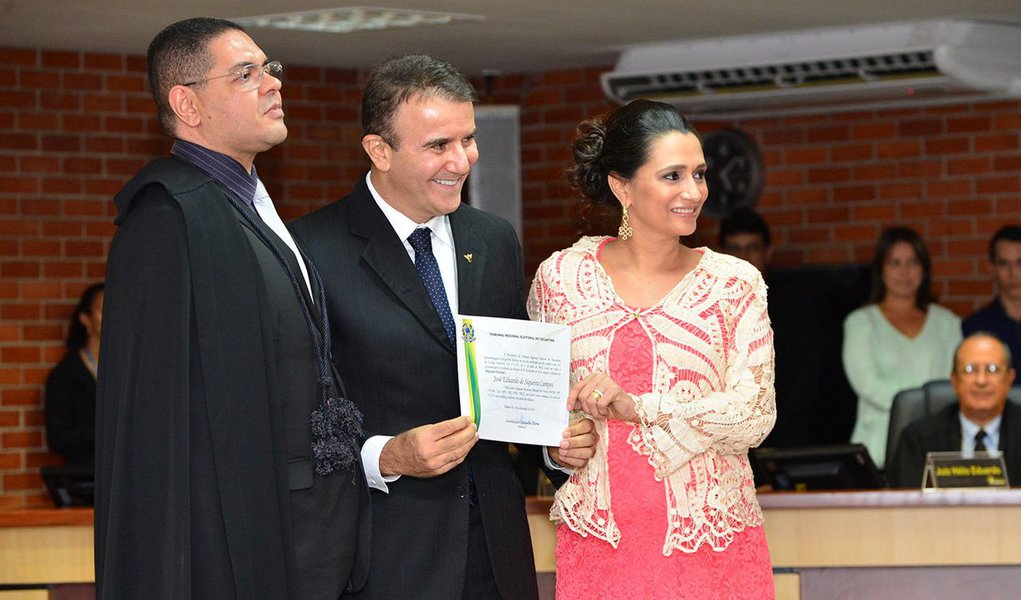 Deputado estadual eleito mais votado, Eduardo Siqueira Campos (PTB) foi diplomado nessa sexta-feira, 19, junto com outros 60 eleitos pelo Tribunal Regional Eleitoral (TRE) do Tocantins; maior adversário político do governador eleito Marcelo Miranda (PMDB), Eduardo Siqueira adotou discurso conciliador e defendeu a "estabilidade" política do novo governo; “Todos nós temos que lutar por uma estabilidade em nome da Democracia, pelo respeito ao resultado das urnas. Acima de tudo, sou alguém que gosta de falar pela serenidade”, frisou; petebista, que recebeu o diploma ao lado da esposa, Polyana Teixeira, que está grávida, voltou a dizer que não disputará a presidência da Assembleia (Foto: Aquiles Lins) Deputado estadual eleito mais votado, Eduardo Siqueira Campos (PTB) foi diplomado nessa sexta-feira, 19, junto com outros 60 eleitos pelo Tribunal Regional Eleitoral (TRE) do Tocantins; maior adversário político do governador eleito Marcelo Miranda (PMDB), Eduardo Siqueira adotou discurso conciliador e defendeu a "estabilidade" política do novo governo; “Todos nós temos que lutar por uma estabilidade em nome da Democracia, pelo respeito ao resultado das urnas. Acima de tudo, sou alguém que gosta de falar pela serenidade”, frisou; petebista, que recebeu o diploma ao lado da esposa, Polyana Teixeira, que está grávida, voltou a dizer que não disputará a presidência da Assembleia