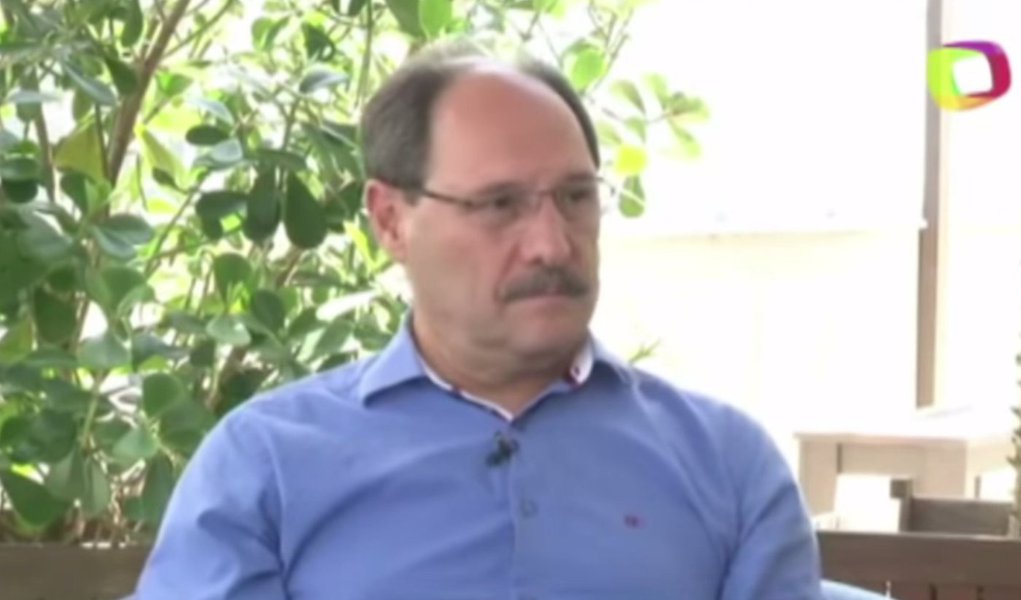 Líder nas pesquisas, José Ivo Sartori (PMDB) fez piada de mau gosto associando o piso salarial dos professores com uma loja de materiais de construção no estado, a Tumelero; "O piso! O piso eu vou lá no Tumelero e eles te dão um piso melhor, né? (risos). Ali tem piso bom, né?", afirmou; Sindicato da categoria soltou nota de repúdio, afirmando não admitir "que os trabalhadores em educação sejam tratados com falta de educação e respeito"; candidato pediu desculpas (Foto: Leonardo Lucena) Líder nas pesquisas, José Ivo Sartori (PMDB) fez piada de mau gosto associando o piso salarial dos professores com uma loja de materiais de construção no estado, a Tumelero; "O piso! O piso eu vou lá no Tumelero e eles te dão um piso melhor, né? (risos). Ali tem piso bom, né?", afirmou; Sindicato da categoria soltou nota de repúdio, afirmando não admitir "que os trabalhadores em educação sejam tratados com falta de educação e respeito"; candidato pediu desculpas