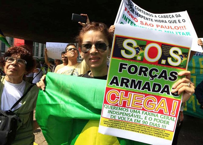 Se havia problemas ocultos na gestão de Lula, eles vieram a explodir na de Dilma, fazendo-a pagar um preço insuportável. Para piorar o cenário aparecem imbecis de plantão pedindo 'intervenção militar' (Foto: Jean Menezes de Aguiar) Se havia problemas ocultos na gestão de Lula, eles vieram a explodir na de Dilma, fazendo-a pagar um preço insuportável. Para piorar o cenário aparecem imbecis de plantão pedindo 'intervenção militar'