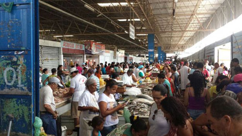 Os consumidores que lotaram o Mercado da Produção, em Maceió, para adquirir peixes, frutos do mar e verduras para preparar refeições da Semana Santa, reclamaram do preço do das mercadorias; alguns peixes, por exemplo, estavam sendo comercializados pelo dobro do preço (Foto: Voney Malta) Os consumidores que lotaram o Mercado da Produção, em Maceió, para adquirir peixes, frutos do mar e verduras para preparar refeições da Semana Santa, reclamaram do preço do das mercadorias; alguns peixes, por exemplo, estavam sendo comercializados pelo dobro do preço