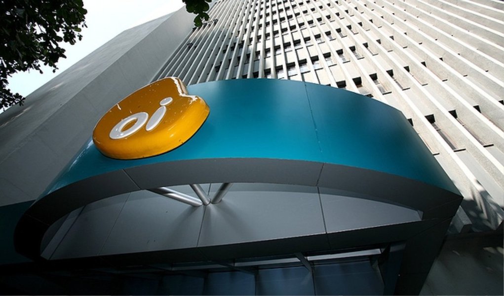 A Oi está eliminando 1.070 postos de trabalho da empresa em abril, ou 6 por cento do quadro de funcionários diretos; demissões atingem todos os níveis da companhia e se somam ao corte de cerca de 150 diretores e gerentes em outubro passado; um dos estados mais afetados será o Rio de Janeiro; empresa registrou prejuízo de R$ 4,4 bilhões de reais em 2014 (Foto: Aquiles Lins) A Oi está eliminando 1.070 postos de trabalho da empresa em abril, ou 6 por cento do quadro de funcionários diretos; demissões atingem todos os níveis da companhia e se somam ao corte de cerca de 150 diretores e gerentes em outubro passado; um dos estados mais afetados será o Rio de Janeiro; empresa registrou prejuízo de R$ 4,4 bilhões de reais em 2014
