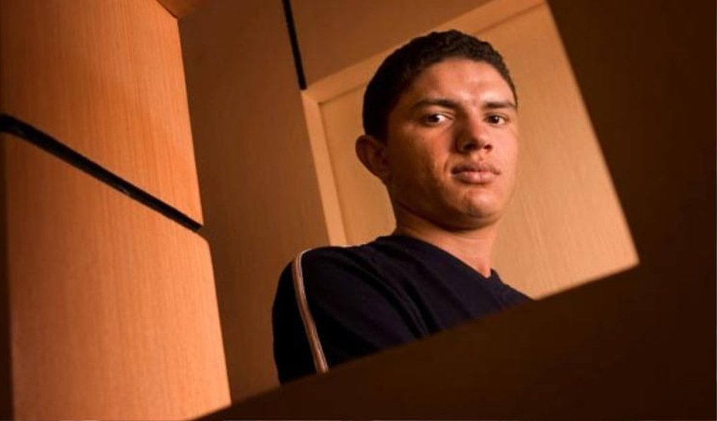 A Quinta Turma do Tribunal Regional Federal (TRF) da 1ª Região reduziu nesta quarta (25) de R$ 500 mil para R$ 400 mil a indenização que o caseiro Francenildo dos Santos Costa terá de receber da Caixa por ter o sigilo bancário quebrado; em 2006, o caso resultou na saída de Antônio Palocci do comando do Ministério da Fazenda; desembargadores julgaram um recurso da Caixa, no qual o banco alega que não houve quebra de sigilo e pede a redução do valor da indenização (Foto: Valter Lima) A Quinta Turma do Tribunal Regional Federal (TRF) da 1ª Região reduziu nesta quarta (25) de R$ 500 mil para R$ 400 mil a indenização que o caseiro Francenildo dos Santos Costa terá de receber da Caixa por ter o sigilo bancário quebrado; em 2006, o caso resultou na saída de Antônio Palocci do comando do Ministério da Fazenda; desembargadores julgaram um recurso da Caixa, no qual o banco alega que não houve quebra de sigilo e pede a redução do valor da indenização