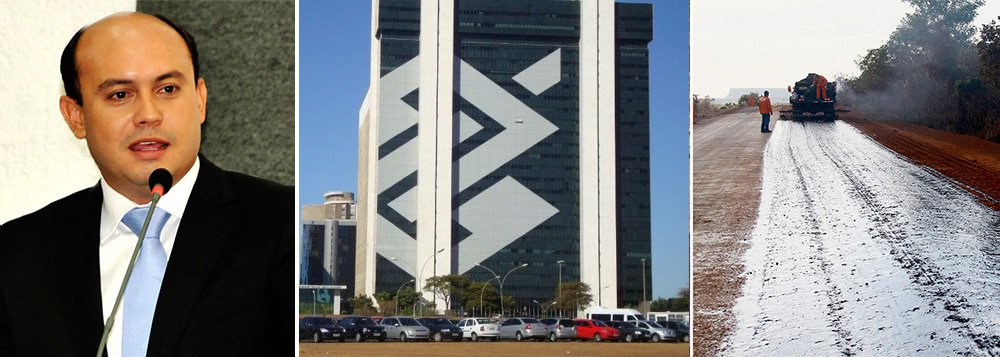 Governador Sandoval Cardoso (SD) resolveu atirar; mirou no Banco do Brasil e acusou a instituição de não liberar a última de três parcelas de R$ 150 milhões, de um financiamento para a construção de estradas no Tocantins; entre elas está a TO-342, entre Miranorte e Dois Irmãos, cuja demora na entrega motivou críticas do deputado Stálin Bucar (SD); "Não tenho nem como inaugurar essas obras, porque como vou inaugurá-las sem ter recursos para pagar as empresas que se dedicaram e nos ajudaram a concluir algumas delas em tempo recorde?", questionou Sandoval; gestor ameaça retirar do BB investimentos de R$ 1 bilhão do Igeprev (Foto: Aquiles Lins) Governador Sandoval Cardoso (SD) resolveu atirar; mirou no Banco do Brasil e acusou a instituição de não liberar a última de três parcelas de R$ 150 milhões, de um financiamento para a construção de estradas no Tocantins; entre elas está a TO-342, entre Miranorte e Dois Irmãos, cuja demora na entrega motivou críticas do deputado Stálin Bucar (SD); "Não tenho nem como inaugurar essas obras, porque como vou inaugurá-las sem ter recursos para pagar as empresas que se dedicaram e nos ajudaram a concluir algumas delas em tempo recorde?", questionou Sandoval; gestor ameaça retirar do BB investimentos de R$ 1 bilhão do Igeprev