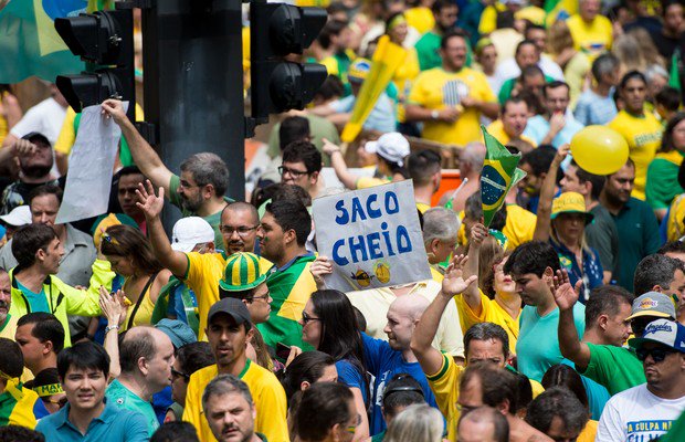 As pessoas que saíram às ruas no domingo 15 apenas atenderam a uma convocação através das redes sociais, sem saber exatamente contra o que protestavam ou o que estavam reivindicando, tal a profusão de cartazes com frases de todo tipo (Foto: Ribamar Fonseca) As pessoas que saíram às ruas no domingo 15 apenas atenderam a uma convocação através das redes sociais, sem saber exatamente contra o que protestavam ou o que estavam reivindicando, tal a profusão de cartazes com frases de todo tipo