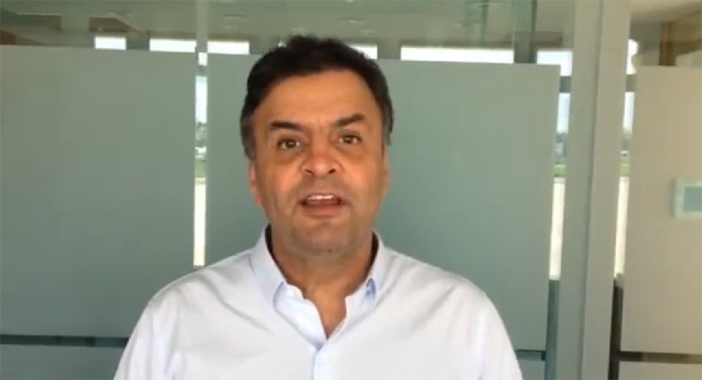 O senador e presidente do PSDB, Aécio Neves (MG), não irá participar das manifestações contra a presidente Dilma Rousseff marcadas para este domingo (15), mas gravou um vídeo onde chama a população para participar dos protestos a título de "defender a democracia"; no vídeo, o tucano diz que o próximo dia 15 será lembrado como o "dia da democracia", "o dia em que os brasileiros acordaram e foram para a rua dizer chega de tanta corrupção, de tanta incompetência e de tanta mentira" (Foto: Paulo Emílio) O senador e presidente do PSDB, Aécio Neves (MG), não irá participar das manifestações contra a presidente Dilma Rousseff marcadas para este domingo (15), mas gravou um vídeo onde chama a população para participar dos protestos a título de "defender a democracia"; no vídeo, o tucano diz que o próximo dia 15 será lembrado como o "dia da democracia", "o dia em que os brasileiros acordaram e foram para a rua dizer chega de tanta corrupção, de tanta incompetência e de tanta mentira"