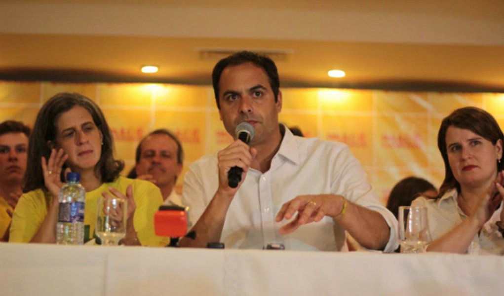 Governador eleito Paulo Câmara (PSB) deve convidar a ex-primeira-dama de Pernambuco Renata Campos para integrar a sua equipe de secretários em uma das pastas voltadas para a área social; afilhado político do ex-governador Eduardo Campos teria confidenciado a aliados que espera contar com a participação de Renata no governo; na gestão do marido, Renata chegou a coordenar programa de redução da mortalidade materna e infantil; Câmara já prometeu concluir até o final do mês uma reestruturação do organograma do Estado e anunciar a equipe de secretários até a primeira quinzena de dezembro (Foto: Aquiles Lins) Governador eleito Paulo Câmara (PSB) deve convidar a ex-primeira-dama de Pernambuco Renata Campos para integrar a sua equipe de secretários em uma das pastas voltadas para a área social; afilhado político do ex-governador Eduardo Campos teria confidenciado a aliados que espera contar com a participação de Renata no governo; na gestão do marido, Renata chegou a coordenar programa de redução da mortalidade materna e infantil; Câmara já prometeu concluir até o final do mês uma reestruturação do organograma do Estado e anunciar a equipe de secretários até a primeira quinzena de dezembro