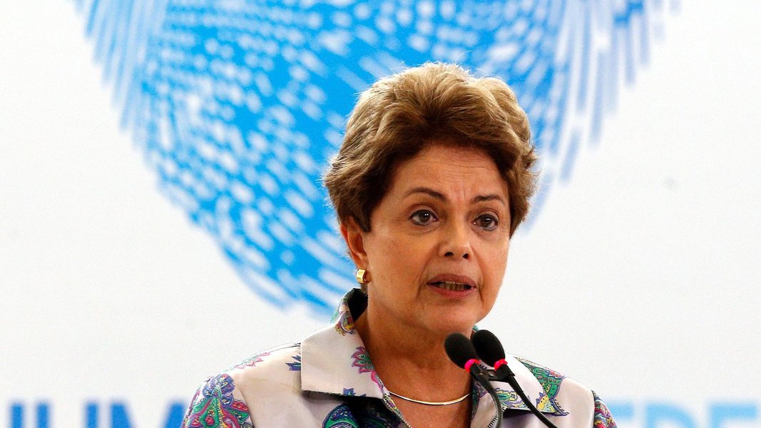 Se Dilma não pode governar, que não se torne sócia das medidas antipopulares que PMDB, PSDB e os outros partidos de direita (alguns da base) estão tomando (Foto: Eduardo Guimarães) Se Dilma não pode governar, que não se torne sócia das medidas antipopulares que PMDB, PSDB e os outros partidos de direita (alguns da base) estão tomando