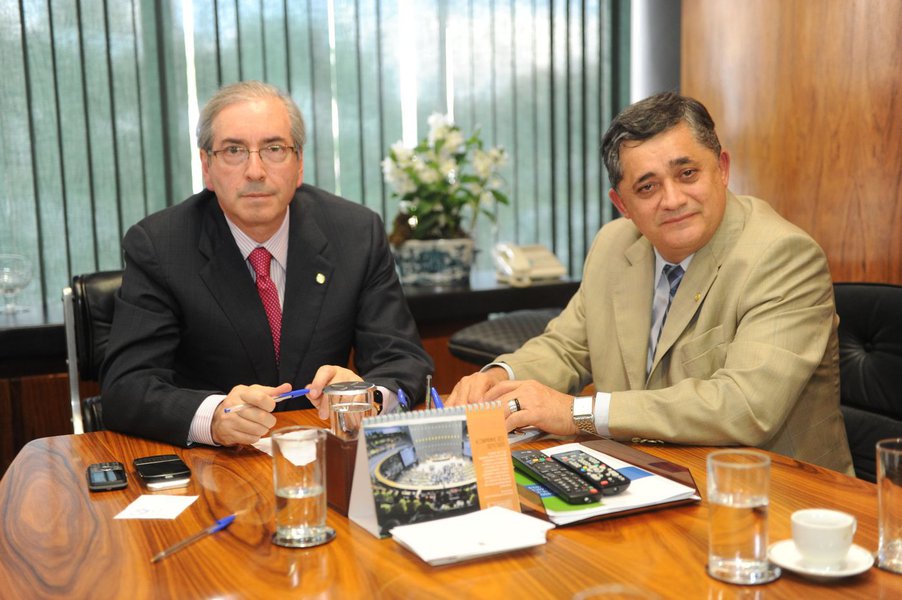 Em reunião na Liderança do Governo na Câmara, centrais sindicais pedem adiamento da votação do Projeto de Lei 4330/04, que legaliza a terceirização no Brasil. Objetivo é construir um texto de consenso. O líder do governo, deputado federal José Guimarães, se comprometeu em conversar com o presidente da Câmara Federal, Eduardo Cunha. O PL 430 deverá ir à votação no dia 7 de abril. As centrais sindicais querem que a votação seja após o 1º de maio (Foto: Fatima 247) Em reunião na Liderança do Governo na Câmara, centrais sindicais pedem adiamento da votação do Projeto de Lei 4330/04, que legaliza a terceirização no Brasil. Objetivo é construir um texto de consenso. O líder do governo, deputado federal José Guimarães, se comprometeu em conversar com o presidente da Câmara Federal, Eduardo Cunha. O PL 430 deverá ir à votação no dia 7 de abril. As centrais sindicais querem que a votação seja após o 1º de maio