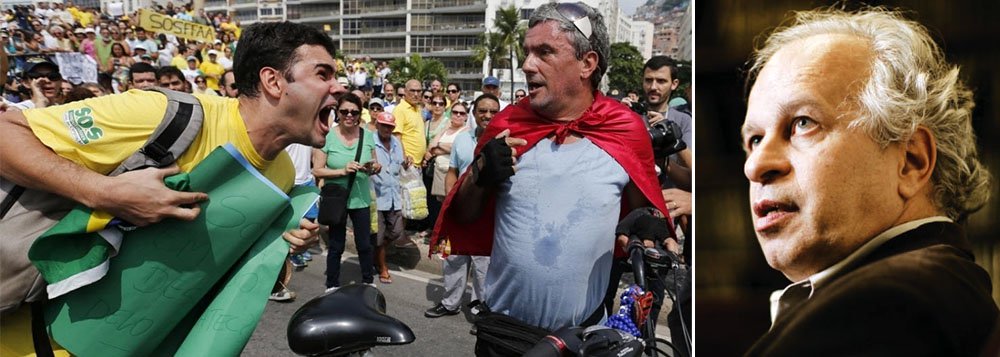 O intelectual Renato Janine Ribeiro, professor de ética e filosofia da USP, publica um importante artigo nesta quarta-feira, em que critica o simplismo da agenda de quem protestou no dia 15 de março, como se a eliminação do PT pudesse libertar o Brasil da corrupção; "Há uma reação tola", diz ele; "Um dos modos dessa reação é carimbar um culpado bem afastado de nós. O PT cumpre hoje esse papel de demônio, que já foi de Getúlio Vargas. Assim se afasta de nós esse cale-se. Somos poupados"; ele também levanta questões importantes: "Por que tantos querem que a investigação foque só o PT? A apuração não deve ser ampla, geral e irrestrita?" (Foto: Leonardo Attuch) O intelectual Renato Janine Ribeiro, professor de ética e filosofia da USP, publica um importante artigo nesta quarta-feira, em que critica o simplismo da agenda de quem protestou no dia 15 de março, como se a eliminação do PT pudesse libertar o Brasil da corrupção; "Há uma reação tola", diz ele; "Um dos modos dessa reação é carimbar um culpado bem afastado de nós. O PT cumpre hoje esse papel de demônio, que já foi de Getúlio Vargas. Assim se afasta de nós esse cale-se. Somos poupados"; ele também levanta questões importantes: "Por que tantos querem que a investigação foque só o PT? A apuração não deve ser ampla, geral e irrestrita?"