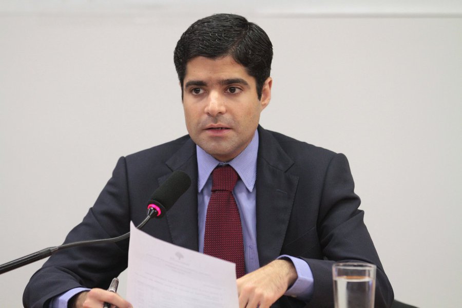 O prefeito ACM Neto não comparecerá às manifestações marcadas para domingo próximo; ele disse que não participará para preservar sua função institucional como "gestor de todos os soteropolitanos", mas, apesar de não comparecer ao ato, afirma que apoia as manifestações; "É bom ver o Brasil pulsando, saudável. É importante para a democracia que as pessoas vão às ruas mostrar sua insatisfação, que é latente e cada vez maior. O governo federal deve estar atento a esse recado das ruas"; em Salvador, o protesto está marcado no Farol da Barra, bairro nobre e turístico da capital (Foto: Romulo Faro) O prefeito ACM Neto não comparecerá às manifestações marcadas para domingo próximo; ele disse que não participará para preservar sua função institucional como "gestor de todos os soteropolitanos", mas, apesar de não comparecer ao ato, afirma que apoia as manifestações; "É bom ver o Brasil pulsando, saudável. É importante para a democracia que as pessoas vão às ruas mostrar sua insatisfação, que é latente e cada vez maior. O governo federal deve estar atento a esse recado das ruas"; em Salvador, o protesto está marcado no Farol da Barra, bairro nobre e turístico da capital
