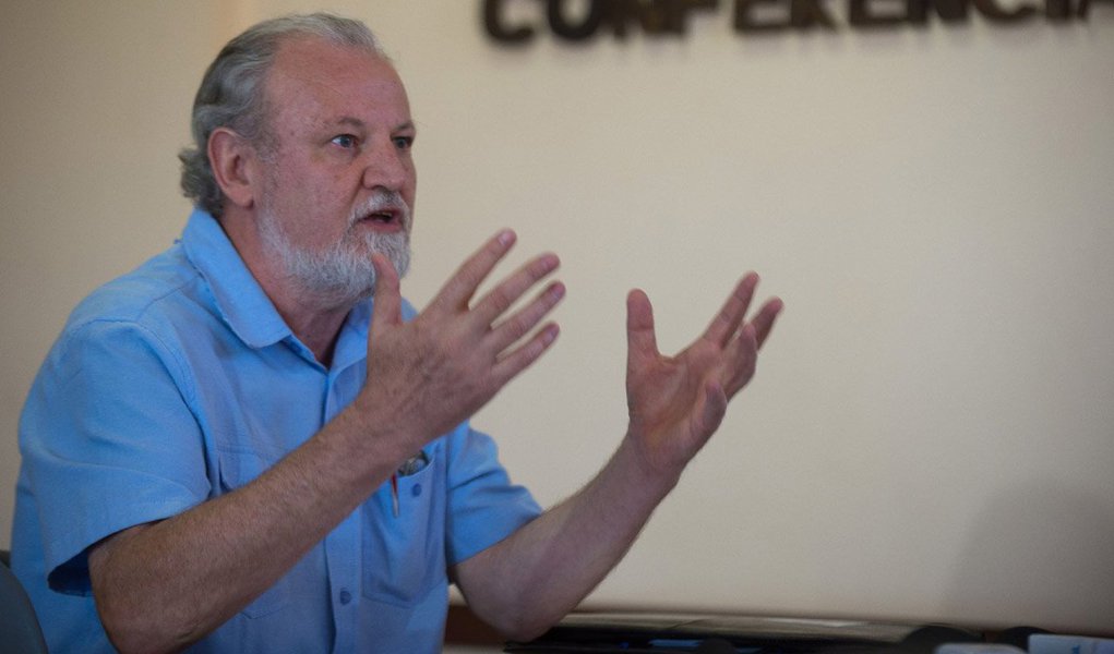 Para o coordenador do MST, modelo “neodesenvolvimentista” era um programa para que todos ganhassem, “mas os bancos, as construtoras e o agronegócio foram os que mais ganharam”; líder camponês afirma que falta reforma agrária, educação de qualidade, valorização dos professores e redução da jornada de trabalho para 40 horas; ainda assim, afirma que a vitória de Aécio Neves seria trágico “para a imensa maioria do povo”, com a hegemonia do capital financeiro, das empresas transnacionais e do agronegócio; Stédile diz que democracia foi seqüestrada por 117 empresas que financiaram a eleição de um Congresso altamente conservador (Foto: Realle Palazzo-Martini) Para o coordenador do MST, modelo “neodesenvolvimentista” era um programa para que todos ganhassem, “mas os bancos, as construtoras e o agronegócio foram os que mais ganharam”; líder camponês afirma que falta reforma agrária, educação de qualidade, valorização dos professores e redução da jornada de trabalho para 40 horas; ainda assim, afirma que a vitória de Aécio Neves seria trágico “para a imensa maioria do povo”, com a hegemonia do capital financeiro, das empresas transnacionais e do agronegócio; Stédile diz que democracia foi seqüestrada por 117 empresas que financiaram a eleição de um Congresso altamente conservador