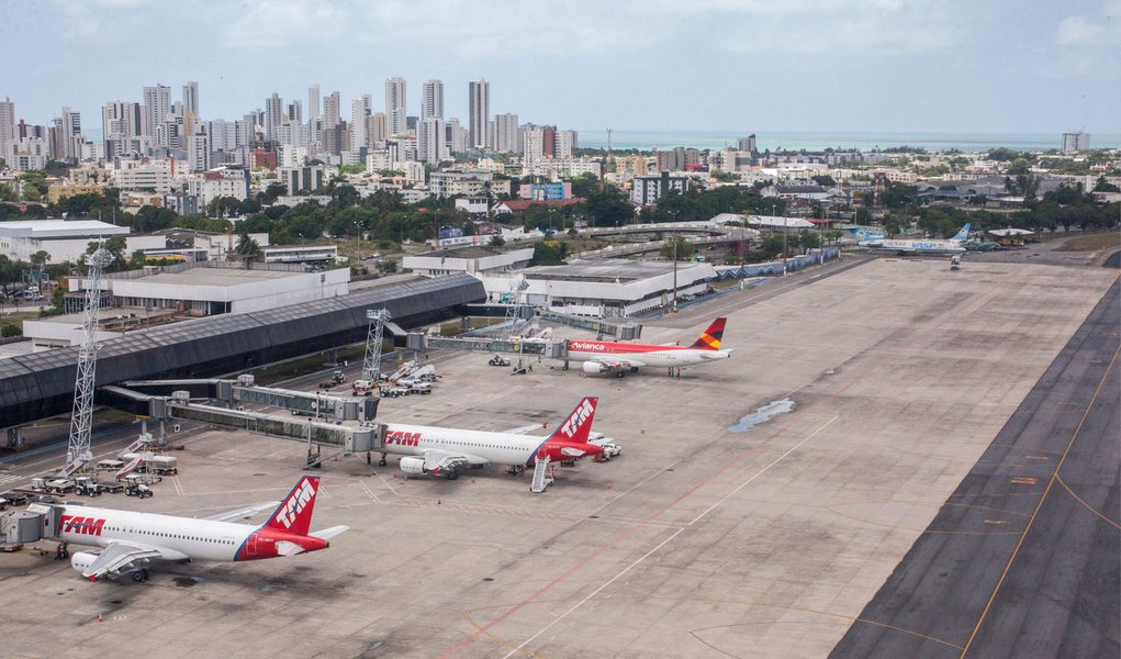 O voo da TAM JJ3304, que seguia de Recife para Salvador, teve a partida atrasada em função da suspeita de uma bomba que estaria escondida no compartimento de bagagens da aeronave; a suspeita aconteceu depois da identificação de um pequeno rojão – do tipo empregado em festas juninas – no interior da bagagem de um passageiro; após a realização de procedimentos de segurança, a aeronave decolou com destino à Bahia (Foto: Paulo Emílio) O voo da TAM JJ3304, que seguia de Recife para Salvador, teve a partida atrasada em função da suspeita de uma bomba que estaria escondida no compartimento de bagagens da aeronave; a suspeita aconteceu depois da identificação de um pequeno rojão – do tipo empregado em festas juninas – no interior da bagagem de um passageiro; após a realização de procedimentos de segurança, a aeronave decolou com destino à Bahia