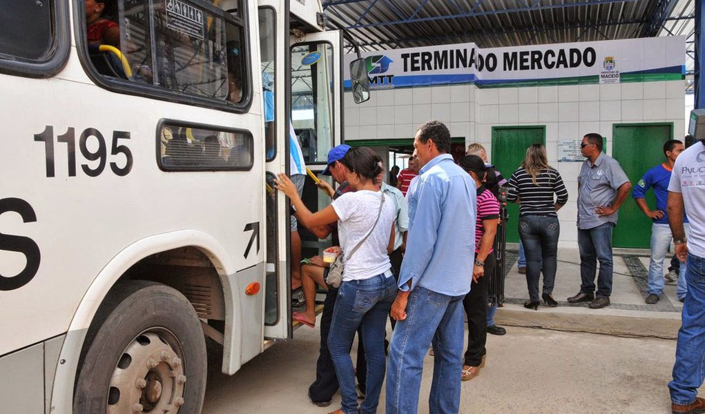 Agora é Lei: os empresários de ônibus de Maceió terão um tempo máximo de 20 minutos entre a saída de um carro e outro; os passageiros não poderão esperar mais do que esse tempo nos pontos; descumprimento ocasiona advertência na primeira infração, multa de 10 a 20 salários mínimos na segunda e de 40 a 60, caso reincida novamente; na quarta infração, as atividades ficam suspensas (Foto: Voney Malta) Agora é Lei: os empresários de ônibus de Maceió terão um tempo máximo de 20 minutos entre a saída de um carro e outro; os passageiros não poderão esperar mais do que esse tempo nos pontos; descumprimento ocasiona advertência na primeira infração, multa de 10 a 20 salários mínimos na segunda e de 40 a 60, caso reincida novamente; na quarta infração, as atividades ficam suspensas