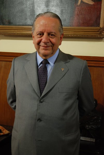 O provedor da Santa Casa de Misericórdia de São Paulo, Kalil Rocha Abdalla, pediu afastamento do cargo por 90 dias, em meio a acusações de má gestão, dívidas que já chegam a mais de R$ 800 milhões e um abaixo-assinado online elaborado por um grupo de funcionários na sexta-feira e que hoje (22), por volta das 11h30, já tinha 2.500 assinaturas (Foto: Leonardo Attuch) O provedor da Santa Casa de Misericórdia de São Paulo, Kalil Rocha Abdalla, pediu afastamento do cargo por 90 dias, em meio a acusações de má gestão, dívidas que já chegam a mais de R$ 800 milhões e um abaixo-assinado online elaborado por um grupo de funcionários na sexta-feira e que hoje (22), por volta das 11h30, já tinha 2.500 assinaturas