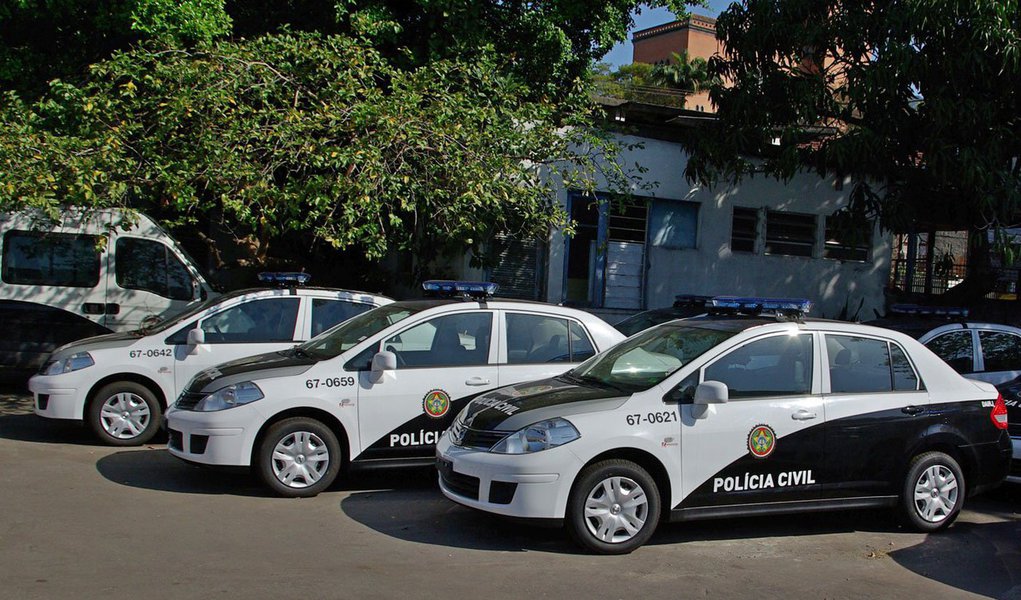 A Policia Civil realizou uma megaoperação para cumprir 36 mandados de prisão e quatro de busca e apreensão; os mandados envolvem pessoas acusadas de participação em uma quadrilha especializada no golpe do falso sequestro - extorsão praticada a partir de telefonemas simulando sequestro; até o fim da manhã, 29 pessoas tinham sido presas (Foto: Leonardo Lucena) A Policia Civil realizou uma megaoperação para cumprir 36 mandados de prisão e quatro de busca e apreensão; os mandados envolvem pessoas acusadas de participação em uma quadrilha especializada no golpe do falso sequestro - extorsão praticada a partir de telefonemas simulando sequestro; até o fim da manhã, 29 pessoas tinham sido presas