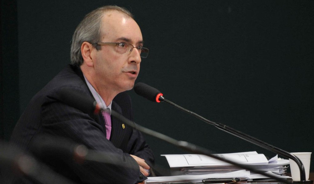 Matéria da Folha de S. Paulo deste domingo, 23, sobre o perfil do líder do PMDB e candidato declarado à presidência da Câmara, deputado Eduardo Cunha (RJ) relativiza a liderança do principal desafeto da presidente Dilma Rousseff na Câmara; força do "Malvado Favorito", como é apelidado, se deve a uma "bancada particular" de 50 seguidores, muitos deles receberam doação de empresas a pedido de Cunha (Foto: Aquiles Lins) Matéria da Folha de S. Paulo deste domingo, 23, sobre o perfil do líder do PMDB e candidato declarado à presidência da Câmara, deputado Eduardo Cunha (RJ) relativiza a liderança do principal desafeto da presidente Dilma Rousseff na Câmara; força do "Malvado Favorito", como é apelidado, se deve a uma "bancada particular" de 50 seguidores, muitos deles receberam doação de empresas a pedido de Cunha