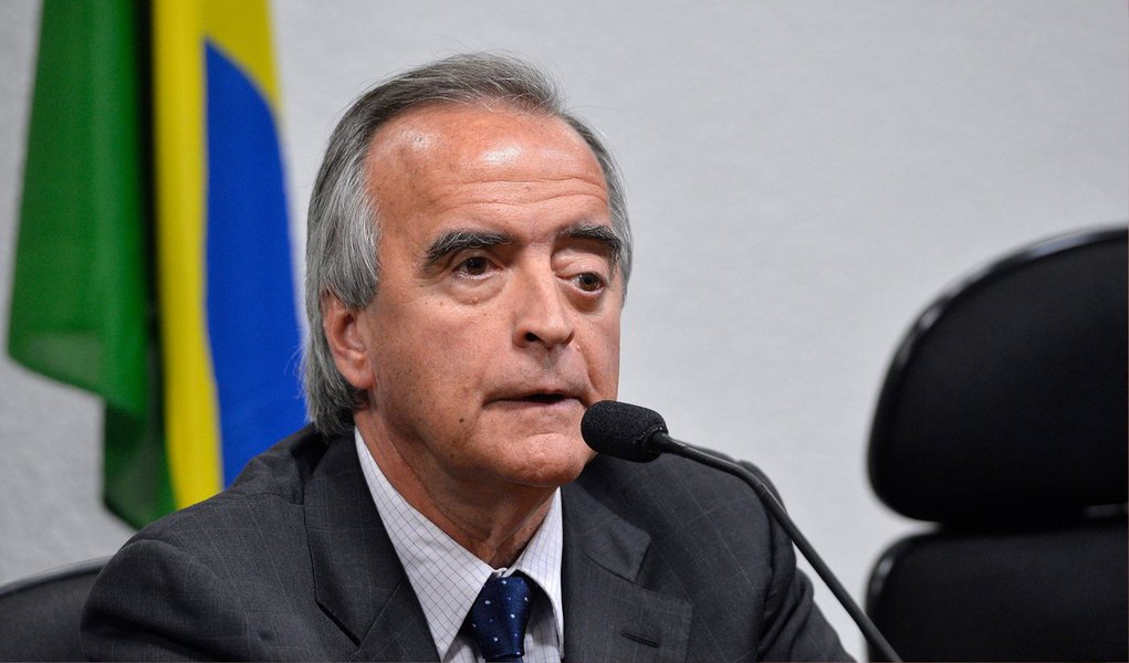 Ex-diretor da área Internacional da Petrobras Nestor Cerveró não respondeu às perguntas feitas pelos membros da CPI da Petrobras, apenas leu um manifesto em que diz que foi "preso e execrado" no Brasil, mas que acredita na Justiça e disse ter "certeza de que a verdade vai prevalecer"; "Não há motivo para eu estar em prisão”, disse; na semana passada, Cerveró emparedou o juiz Sérgio Moro questionando por que respondia em regime fechado e criticou o fato de estar preso com base em uma reportagem da revista Veja (Foto: Aquiles Lins) Ex-diretor da área Internacional da Petrobras Nestor Cerveró não respondeu às perguntas feitas pelos membros da CPI da Petrobras, apenas leu um manifesto em que diz que foi "preso e execrado" no Brasil, mas que acredita na Justiça e disse ter "certeza de que a verdade vai prevalecer"; "Não há motivo para eu estar em prisão”, disse; na semana passada, Cerveró emparedou o juiz Sérgio Moro questionando por que respondia em regime fechado e criticou o fato de estar preso com base em uma reportagem da revista Veja