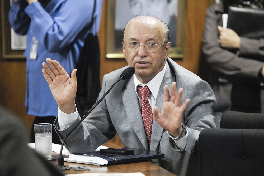 Segundo o senador Valadares, o problema de certidões nos municípios brasileiros está inviabilizando os investimentos; “Os municípios estão quebrados, a receita própria é irrisória, a quase totalidade do bolo está com a União. Só para se ter uma ideia, hoje 64 dos 75 municípios sergipanos estão com problemas no CAUC que é um Serviço Auxiliar de Informações para Transferências Voluntárias", afirmou; as cidades sergipanas apresentam um total de 137 pendências, sendo que destas, 52 são da previdência (Foto: Valter Lima) Segundo o senador Valadares, o problema de certidões nos municípios brasileiros está inviabilizando os investimentos; “Os municípios estão quebrados, a receita própria é irrisória, a quase totalidade do bolo está com a União. Só para se ter uma ideia, hoje 64 dos 75 municípios sergipanos estão com problemas no CAUC que é um Serviço Auxiliar de Informações para Transferências Voluntárias", afirmou; as cidades sergipanas apresentam um total de 137 pendências, sendo que destas, 52 são da previdência