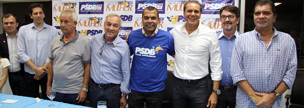 Em solenidade prestigiada por vários líderes políticos do estado, o vereador de Palmas Hiram Gomes assumiu nessa quinta-feira, 7, a vice-presidência do Diretório metropolitano do PSDB; o secretário de Saúde de Palmas, Luiz Teixeira, é o novo presidente da sigla, que no estado é comandada pelo senador Ataídes Oliveira; "Sei que hoje o PSDB Metropolitano começa uma nova história, e espero que seja de participação, de democracia, de olhos e ouvidos abertos à sociedade de Palmas", afirmou Hiram Gomes; "Vamos defender algo que seja do interesse da coletividade", ressaltou teixeira (Foto: Aquiles Lins) Em solenidade prestigiada por vários líderes políticos do estado, o vereador de Palmas Hiram Gomes assumiu nessa quinta-feira, 7, a vice-presidência do Diretório metropolitano do PSDB; o secretário de Saúde de Palmas, Luiz Teixeira, é o novo presidente da sigla, que no estado é comandada pelo senador Ataídes Oliveira; "Sei que hoje o PSDB Metropolitano começa uma nova história, e espero que seja de participação, de democracia, de olhos e ouvidos abertos à sociedade de Palmas", afirmou Hiram Gomes; "Vamos defender algo que seja do interesse da coletividade", ressaltou teixeira