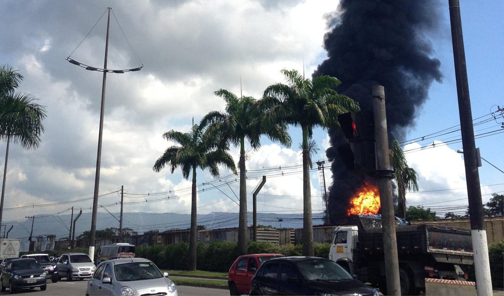 A empresa Ultracargo informou, há pouco, que o incêndio que atinge tanques de combustível da companhia no Porto de Santos já está sob controle e não há risco de as chamas se espalharem para outros reservatórios; de acordo com nota da Ultracargo, os bombeiros continuam trabalhando para acabar com as chamas e fazer o resfriamento dos tanques; empresa informa ainda que não houve vítimas e que é muito cedo para apontar causas para o incêndio (Foto: Paulo Emílio) A empresa Ultracargo informou, há pouco, que o incêndio que atinge tanques de combustível da companhia no Porto de Santos já está sob controle e não há risco de as chamas se espalharem para outros reservatórios; de acordo com nota da Ultracargo, os bombeiros continuam trabalhando para acabar com as chamas e fazer o resfriamento dos tanques; empresa informa ainda que não houve vítimas e que é muito cedo para apontar causas para o incêndio
