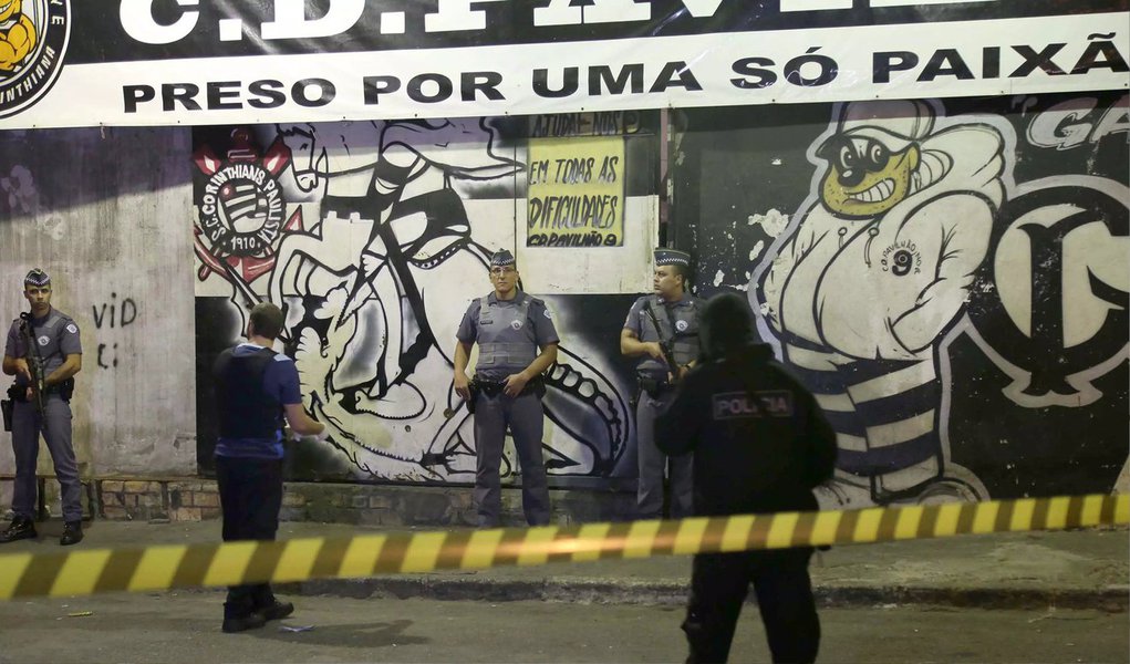 Um policial militar e um ex-PM foram presos nesta quinta (7), acusados pela polícia da chacina ocorrida em 18 de abril, na sede da torcida organizada do Corinthians Pavilhão 9, na qual oito homens foram assassinados a tiros; há suspeita de que o terceiro envolvido nos assassinatos também seja um policial, segundo o secretário de Segurança Pública de São Paulo (SSP-SP), Alexandre Moraes; o motivo do crime seria uma dívida de drogas (Foto: Valter Lima) Um policial militar e um ex-PM foram presos nesta quinta (7), acusados pela polícia da chacina ocorrida em 18 de abril, na sede da torcida organizada do Corinthians Pavilhão 9, na qual oito homens foram assassinados a tiros; há suspeita de que o terceiro envolvido nos assassinatos também seja um policial, segundo o secretário de Segurança Pública de São Paulo (SSP-SP), Alexandre Moraes; o motivo do crime seria uma dívida de drogas