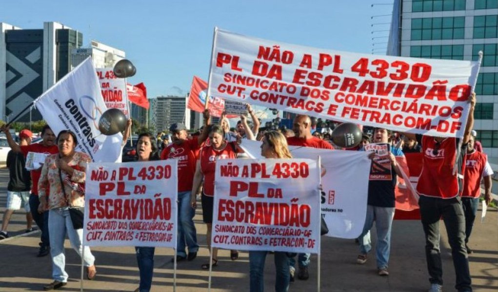 Cerca de 150 manifestantes, carregando vuvuzelas e apitos, protestaram no centro do Rio de Janeiro; segundo os coordenadores do movimento, os manifestantes protestavam pela valorização do piso salarial para os empregados em edifícios; entre as reivindicações estava também a desaprovação ao projeto de lei que regulamenta a terceirização e contra as medidas provisórias (MP) 664/14 e 665/14; o movimento foi acompanhado pelos agentes de trânsito da Companhia de Engenharia de Tráfico da prefeitura do Rio (Foto: Leonardo Lucena) Cerca de 150 manifestantes, carregando vuvuzelas e apitos, protestaram no centro do Rio de Janeiro; segundo os coordenadores do movimento, os manifestantes protestavam pela valorização do piso salarial para os empregados em edifícios; entre as reivindicações estava também a desaprovação ao projeto de lei que regulamenta a terceirização e contra as medidas provisórias (MP) 664/14 e 665/14; o movimento foi acompanhado pelos agentes de trânsito da Companhia de Engenharia de Tráfico da prefeitura do Rio