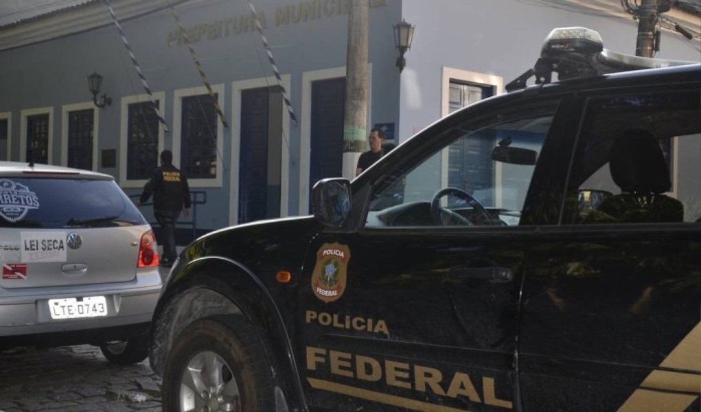Agentes da Polícia Federal cumpriram nesta terça-feira, 18, três mandados de busca e apreensão nas sedes da Prefeitura de Mangaratiba e do jornal "Povo", na região conhecida como Costa Verde, ao sul do Rio; operação apura fraudes em contratações realizadas pela prefeitura em 2011 e 2012; segundo o Ministério Público, "a Prefeitura de Mangaratiba pagaria ao 'Povo' para que alterasse a matriz dos jornais que já haviam circulado e inserisse editais de convocação e resultados de licitações fraudadas, sem que a informação tivesse sido realmente publicada" (Foto: Aquiles Lins) Agentes da Polícia Federal cumpriram nesta terça-feira, 18, três mandados de busca e apreensão nas sedes da Prefeitura de Mangaratiba e do jornal "Povo", na região conhecida como Costa Verde, ao sul do Rio; operação apura fraudes em contratações realizadas pela prefeitura em 2011 e 2012; segundo o Ministério Público, "a Prefeitura de Mangaratiba pagaria ao 'Povo' para que alterasse a matriz dos jornais que já haviam circulado e inserisse editais de convocação e resultados de licitações fraudadas, sem que a informação tivesse sido realmente publicada"