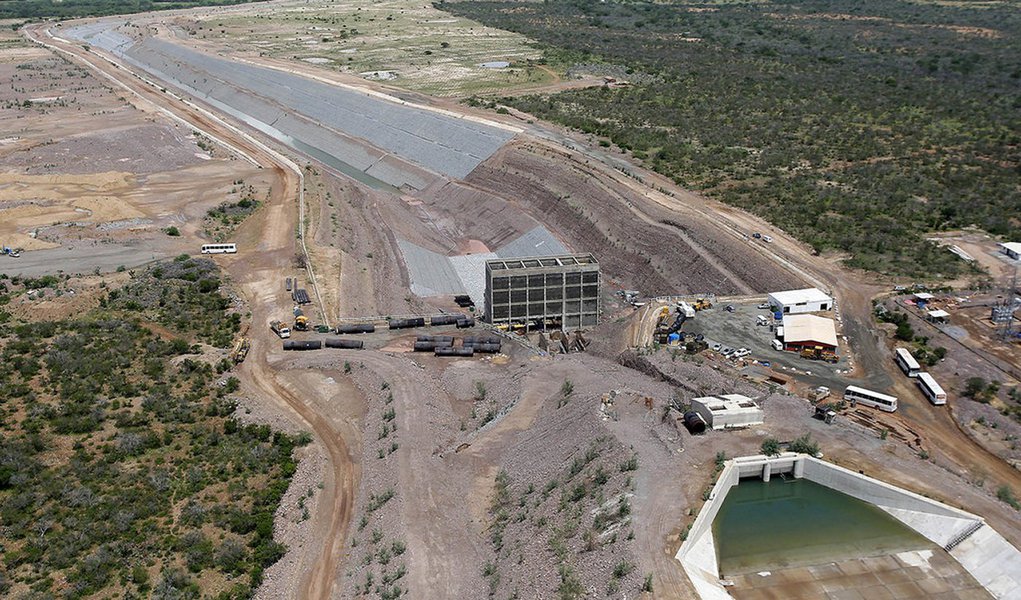 Desdobramentos da operação Lava Jato e o ajuste fiscal do governo federal diminuíram o ritmo das despesas com obras de infraestrutura e compras de equipamentos no País; no primeiro bimestre de 2015, despesas do Tesouro Nacional 31,3% em relação ao montante dos primeiros dois meses de 2014; desembolsos das estatais federais caíram 23,7%, atingindo R$ 12,1 bilhões; retração também grandes os estados; em São Paulo, onde o governador tucano Geraldo Alckmin foi reeleito, os investimentos caíram 17,1% no primeiro bimestre na comparação com os valores corrigidos do mesmo período de 2014; redução do ritmo das obras no país já causou demissão de pelo menos 25 mil trabalhadores (Foto: Aquiles Lins) Desdobramentos da operação Lava Jato e o ajuste fiscal do governo federal diminuíram o ritmo das despesas com obras de infraestrutura e compras de equipamentos no País; no primeiro bimestre de 2015, despesas do Tesouro Nacional 31,3% em relação ao montante dos primeiros dois meses de 2014; desembolsos das estatais federais caíram 23,7%, atingindo R$ 12,1 bilhões; retração também grandes os estados; em São Paulo, onde o governador tucano Geraldo Alckmin foi reeleito, os investimentos caíram 17,1% no primeiro bimestre na comparação com os valores corrigidos do mesmo período de 2014; redução do ritmo das obras no país já causou demissão de pelo menos 25 mil trabalhadores