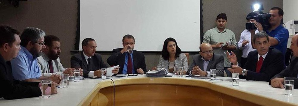 Vereadores entregam nesta sexta-feira (6) ao promotor de Justiça Fernando Krebs o que seriam novas evidências de irregularidades no contrato de iluminação pública da prefeitura de Goiânia com a empresa Luz Urbana Engenharia Ltda; presidente da CCJ sustenta que há indícios de que houve armação na escolha da empresa; serviço vai custar mais de R$ 18 milhões em seis meses aos cofres municipais; em depoimento à Câmara, secretário de Obras não soube nem mesmo dizer se a terceirização diminuiria o custo da manutenção, antes feita pela Comurg, afirma Elias (Foto: Realle Palazzo-Martini) Vereadores entregam nesta sexta-feira (6) ao promotor de Justiça Fernando Krebs o que seriam novas evidências de irregularidades no contrato de iluminação pública da prefeitura de Goiânia com a empresa Luz Urbana Engenharia Ltda; presidente da CCJ sustenta que há indícios de que houve armação na escolha da empresa; serviço vai custar mais de R$ 18 milhões em seis meses aos cofres municipais; em depoimento à Câmara, secretário de Obras não soube nem mesmo dizer se a terceirização diminuiria o custo da manutenção, antes feita pela Comurg, afirma Elias
