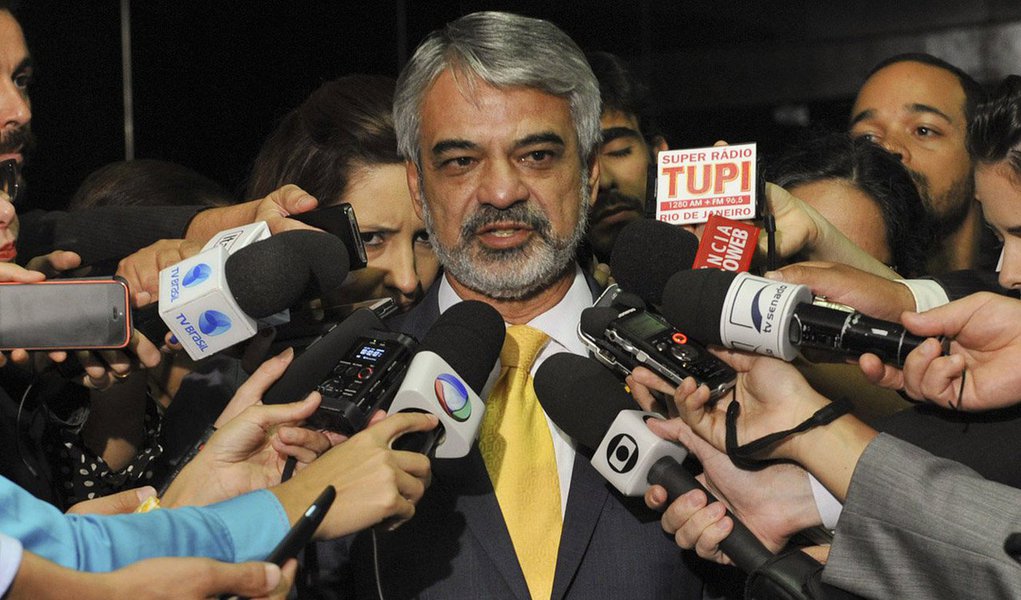 O líder do PT no Senado, Humberto Costa (PE), disse não saber se seu nome esta incluído na lista que o procurador-geral da República, Rodrigo Janot, entregou nesta terça-feira (3) ao Supremo Tribunal Federal (STF) para abertura de investigações contra parlamentares e autoridades suspeitas de envolvimento em um esquema de corrupção na Petrobras; ""O que posso dizer é o seguinte: sendo arquivada essa denúncia ou passando por um processo de investigação, a minha consciência é tranquila. Nunca participei de nenhum processo de licitação, de corrupção, estou tranquilo", disse (Foto: Paulo Emílio) O líder do PT no Senado, Humberto Costa (PE), disse não saber se seu nome esta incluído na lista que o procurador-geral da República, Rodrigo Janot, entregou nesta terça-feira (3) ao Supremo Tribunal Federal (STF) para abertura de investigações contra parlamentares e autoridades suspeitas de envolvimento em um esquema de corrupção na Petrobras; ""O que posso dizer é o seguinte: sendo arquivada essa denúncia ou passando por um processo de investigação, a minha consciência é tranquila. Nunca participei de nenhum processo de licitação, de corrupção, estou tranquilo", disse