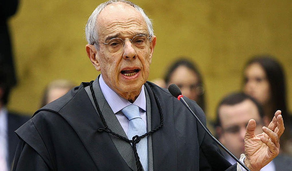 O jornalista Paulo Moreira Leite, diretor do 247 em Brasília, relembra a atuação do ex-ministro Marcio Thomaz Bastos no chamado "mensalão"; "Em agosto de 2012, no primeiro dia julgamento da AP 470, Márcio Thomaz Bastos apresentou uma proposta de desmembrar o processo. Aqueles que tinham direito a foro privilegiado seriam julgados no STF. Os demais seriam julgados pela Justiça comum, em primeira instância, com direito a um segundo grau de jurisdição", diz ele; o que não aconteceu para os réus do "mensalão do PT" acabou beneficiando, pouco depois, os réus do "mensalão do PSDB"; "com linhas muito, muito tortas, o futuro lhe deu razão", diz PML (Foto: Felipe L. Goncalves) O jornalista Paulo Moreira Leite, diretor do 247 em Brasília, relembra a atuação do ex-ministro Marcio Thomaz Bastos no chamado "mensalão"; "Em agosto de 2012, no primeiro dia julgamento da AP 470, Márcio Thomaz Bastos apresentou uma proposta de desmembrar o processo. Aqueles que tinham direito a foro privilegiado seriam julgados no STF. Os demais seriam julgados pela Justiça comum, em primeira instância, com direito a um segundo grau de jurisdição", diz ele; o que não aconteceu para os réus do "mensalão do PT" acabou beneficiando, pouco depois, os réus do "mensalão do PSDB"; "com linhas muito, muito tortas, o futuro lhe deu razão", diz PML