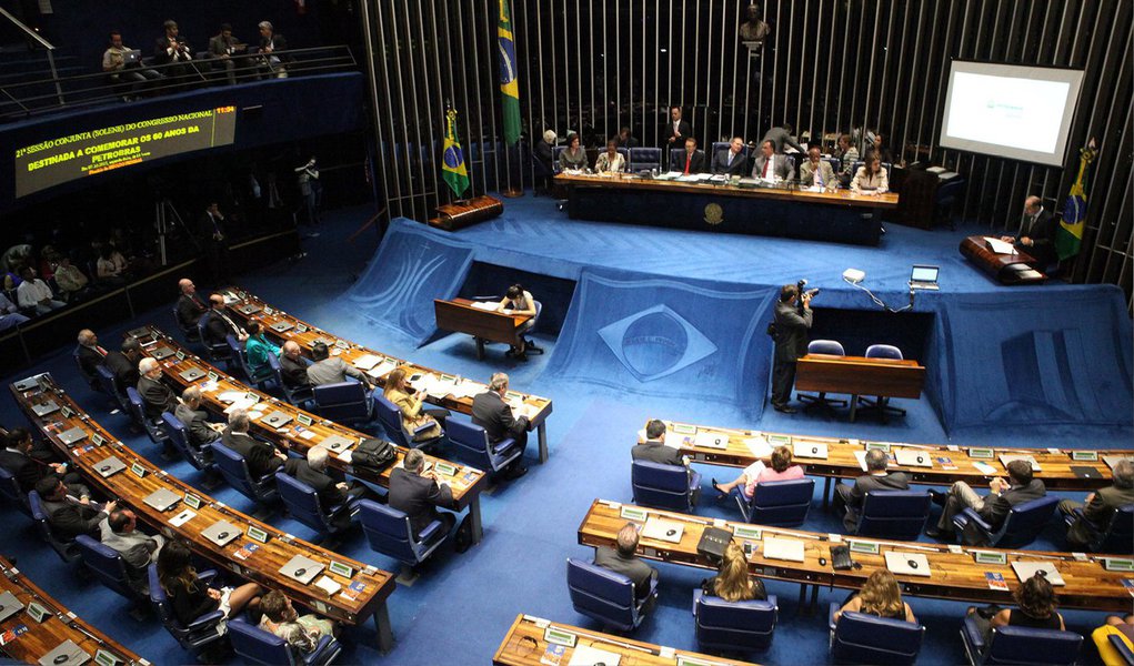 Senado aprovou nesta terça (24), em segundo turno, o fim das coligações partidárias nas eleições proporcionais; a PEC 40/2011, do ex-senador José Sarney (PMDB-AP), havia sido aprovada em primeiro turno há duas semanas e faz parte de um grupo de matérias relacionadas à reforma política selecionadas pelo presidente do Senado, Renan Calheiros, e pelos líderes partidários; foram 62 votos a favor e apenas três contrários, além de uma abstenção; pela proposta, somente serão admitidas coligações nas eleições majoritárias (para senador, prefeito, governador e presidente) (Foto: Valter Lima) Senado aprovou nesta terça (24), em segundo turno, o fim das coligações partidárias nas eleições proporcionais; a PEC 40/2011, do ex-senador José Sarney (PMDB-AP), havia sido aprovada em primeiro turno há duas semanas e faz parte de um grupo de matérias relacionadas à reforma política selecionadas pelo presidente do Senado, Renan Calheiros, e pelos líderes partidários; foram 62 votos a favor e apenas três contrários, além de uma abstenção; pela proposta, somente serão admitidas coligações nas eleições majoritárias (para senador, prefeito, governador e presidente)