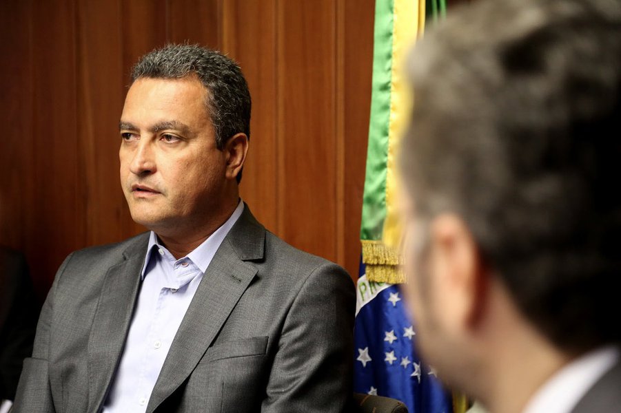O governador eleito da Bahia, Rui Costa, se reuniu ontem com o grupo de trabalho que prepara a nova estrutura administrativa do Estado; nos próximos dias, com base nas sugestões técnicas apresentadas, ele estará focado na definição do novo organograma administrativo; as novidades, "que devem modernizar e enxugar a estrutura", serão anunciadas pelo governador eleito no início de dezembro (Foto: Romulo Faro) O governador eleito da Bahia, Rui Costa, se reuniu ontem com o grupo de trabalho que prepara a nova estrutura administrativa do Estado; nos próximos dias, com base nas sugestões técnicas apresentadas, ele estará focado na definição do novo organograma administrativo; as novidades, "que devem modernizar e enxugar a estrutura", serão anunciadas pelo governador eleito no início de dezembro