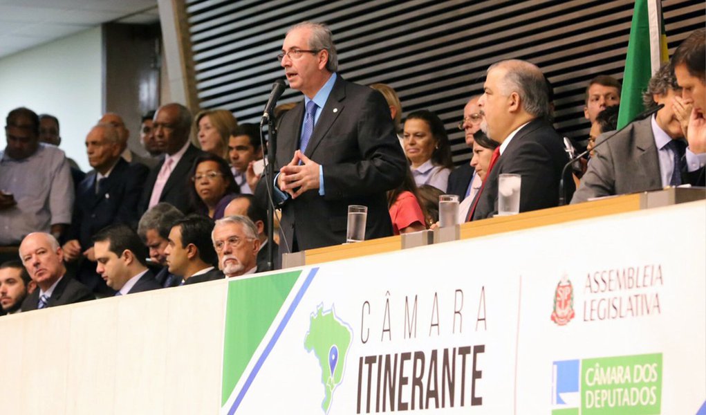 "A crise energética, como consequência da crise hídrica, só não está pior porque a economia não está em um processo de crescimento. Se a economia estivesse crescendo, estaríamos vivendo um racionamento", disse Cunha, durante a segunda edição do programa Câmara Itinerante, que chegou a ser interrompida por causa de manifestações nas galerias da assembleia paulista (Foto: Gisele Federicce) "A crise energética, como consequência da crise hídrica, só não está pior porque a economia não está em um processo de crescimento. Se a economia estivesse crescendo, estaríamos vivendo um racionamento", disse Cunha, durante a segunda edição do programa Câmara Itinerante, que chegou a ser interrompida por causa de manifestações nas galerias da assembleia paulista